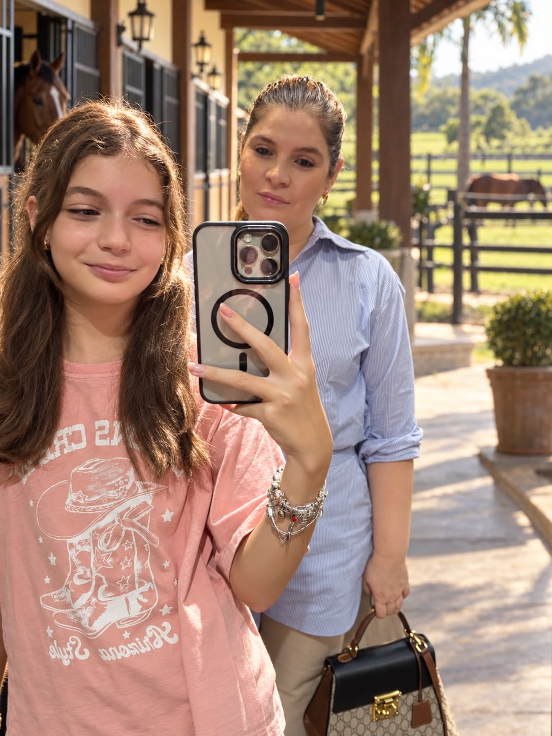 Mãe e filha no haras onde a Maria Petiti Beauty nasceu